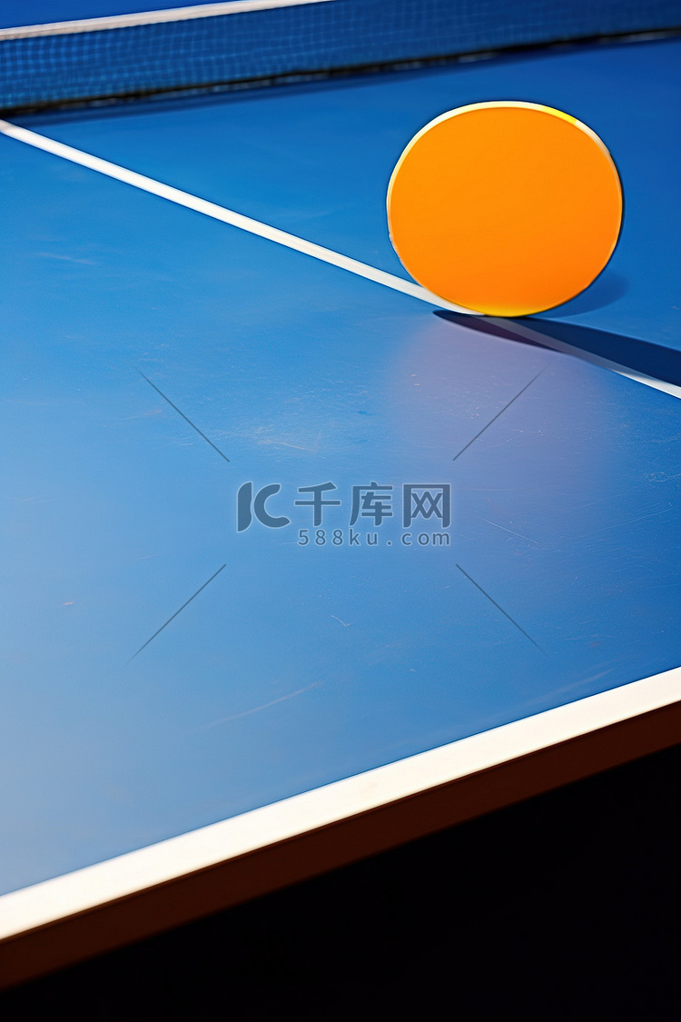 带白色乒乓球和球拍的桃色网球桌