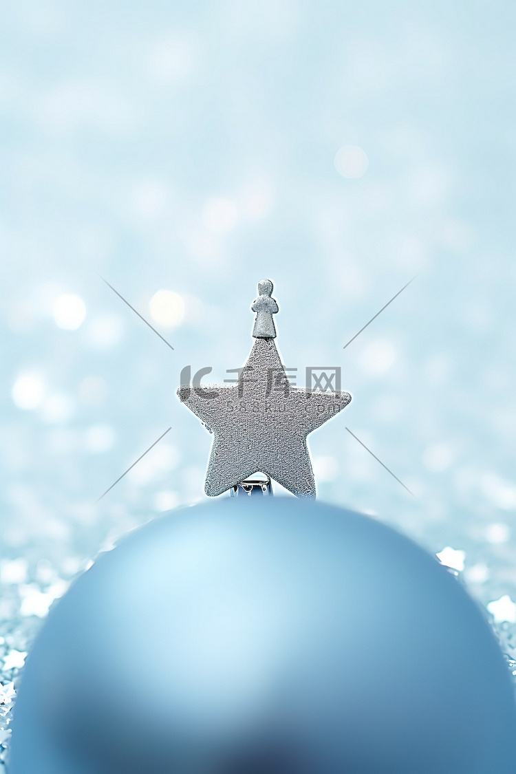 蓝色圣诞球上的银色闪光星星