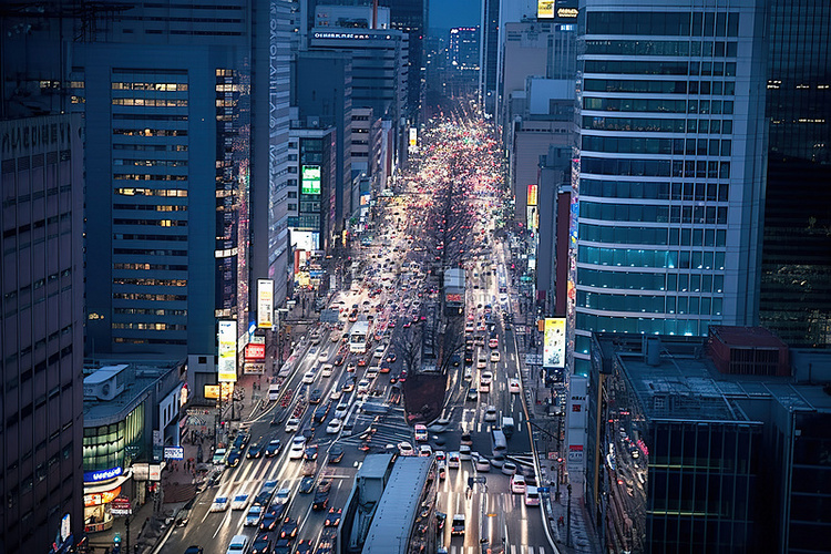 黄昏时分街道上行驶的城市交通景