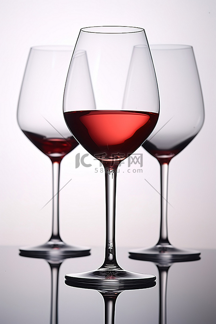 3 个玻璃杯套装，每件含红酒 