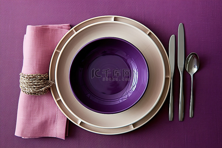 紫色餐桌上的两个银盘
