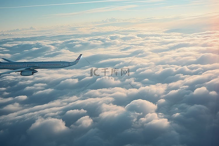 一架飞机飞过云层