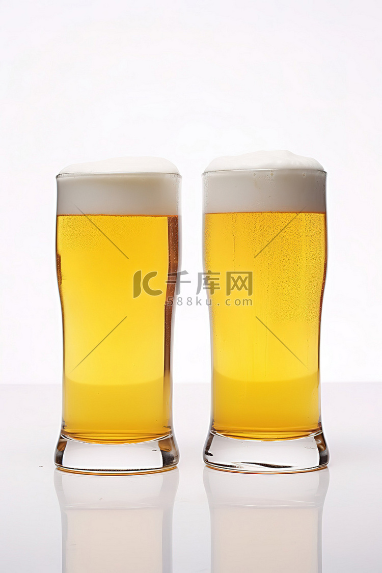 白色背景中的两杯啤酒