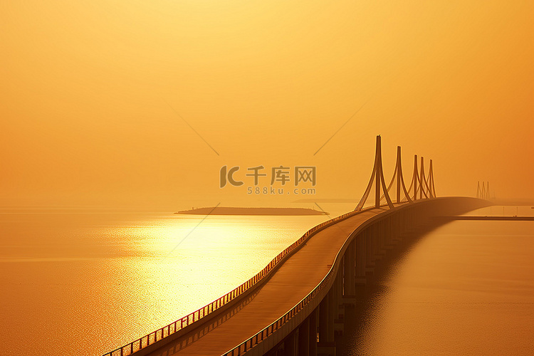 夕阳下横跨海洋的长桥