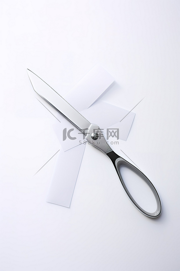 白色表面上的剪刀和纸