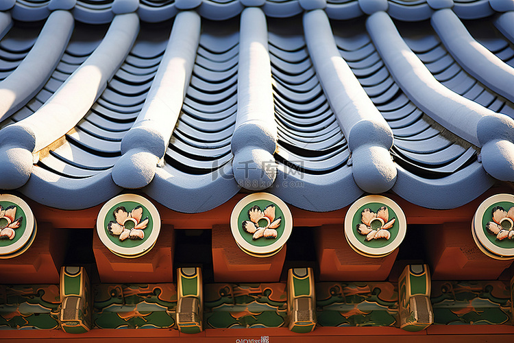 韩国传统建筑的屋顶上有两块花形