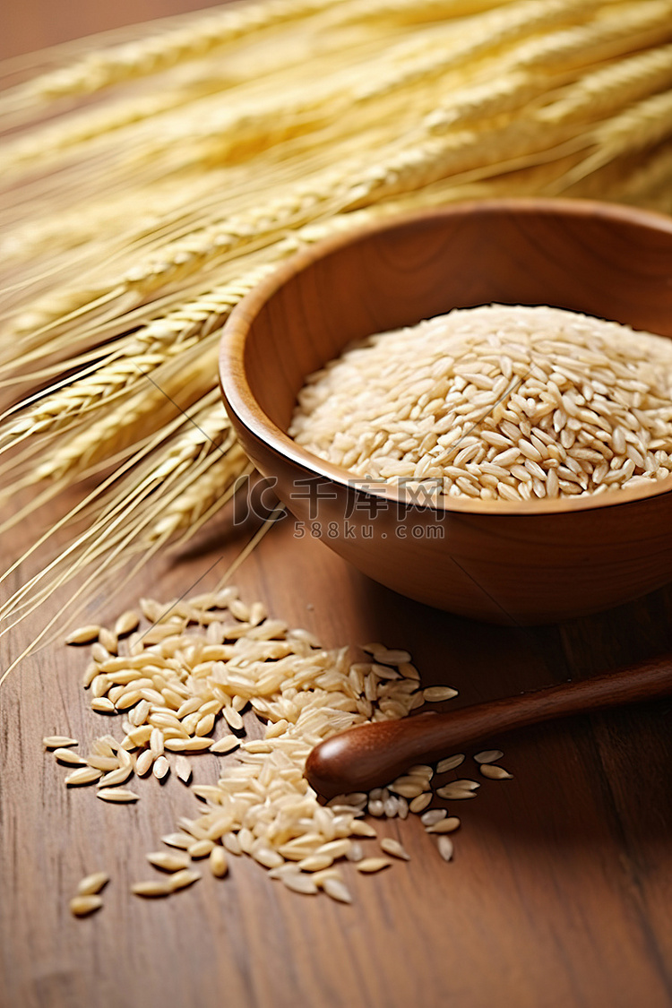 木桌上放着一碗小麦和米饭