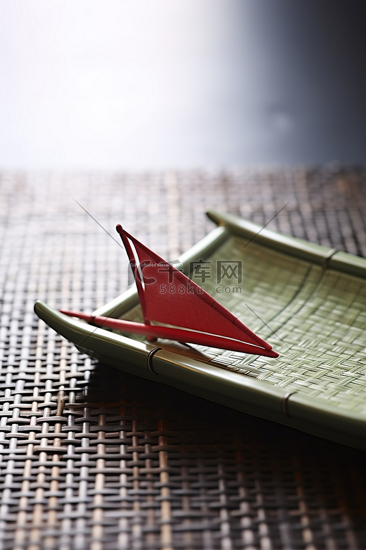 一艘有红色稻草的小船