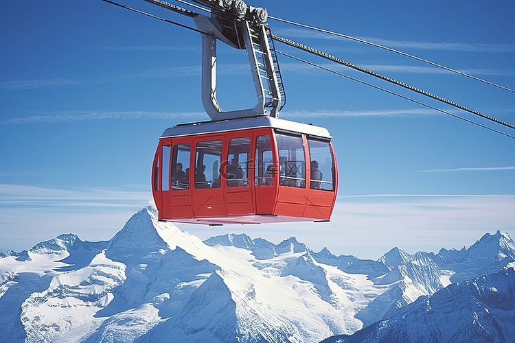 一辆红色缆车高举在白雪覆盖的山