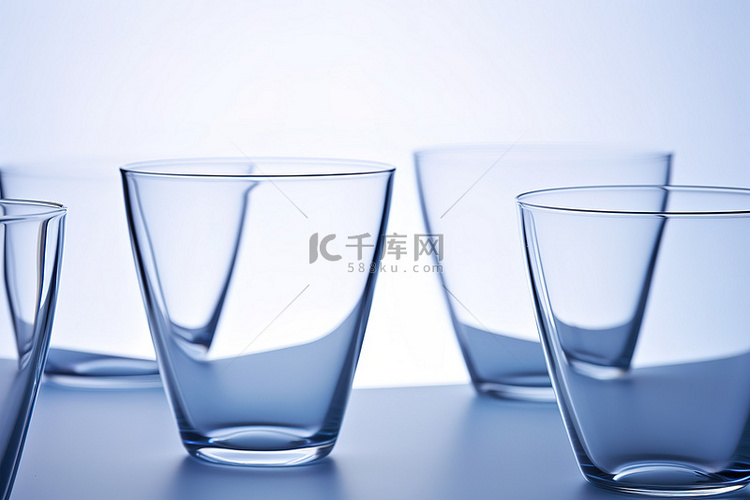 七个透明玻璃鸡尾酒杯坐在蓝色表