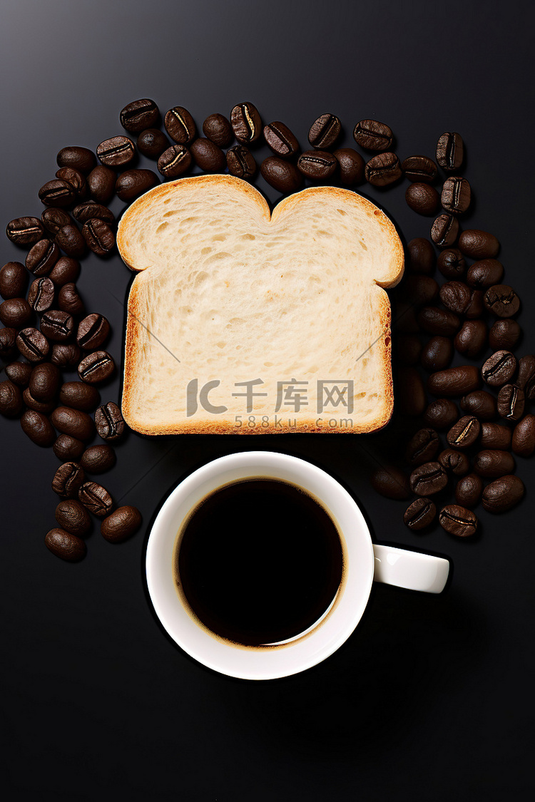 一块面包，上面画着一杯咖啡豆