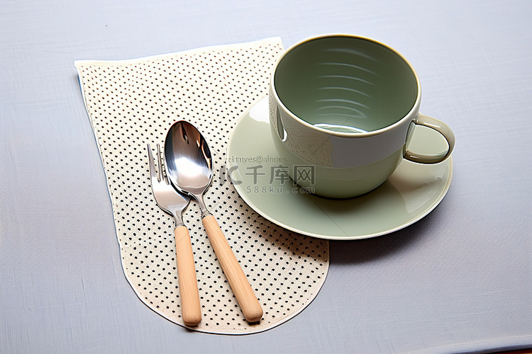 餐垫餐巾绿盘勺带茶杯餐具