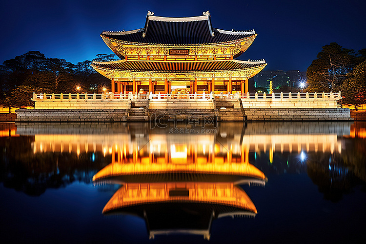 夜晚河边一座优雅的韩国宫殿