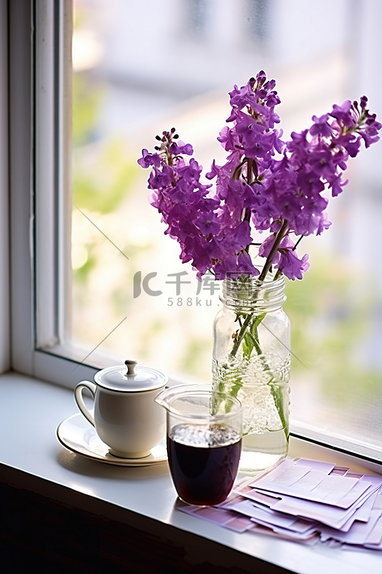 鲜花装在玻璃瓶里，旁边是一杯咖