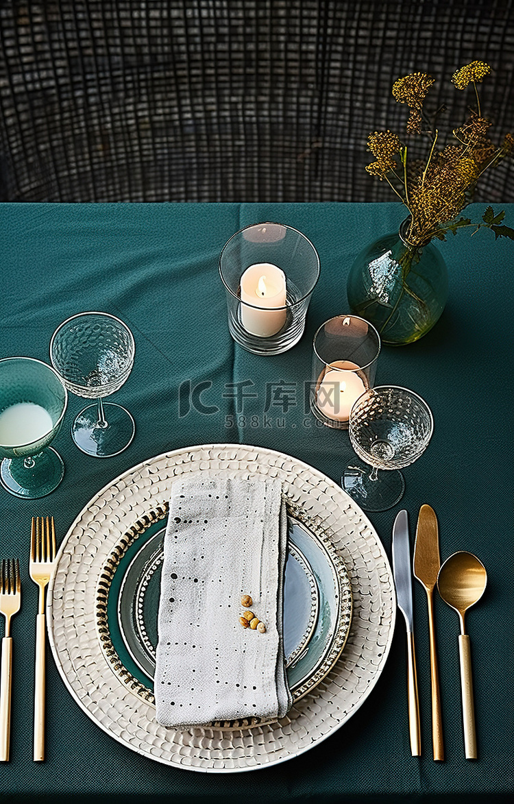 亚麻桌布有放在桌子上的盘子
