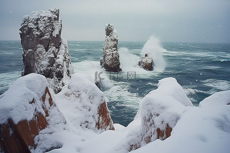 海洋上空覆盖着雪的岩石