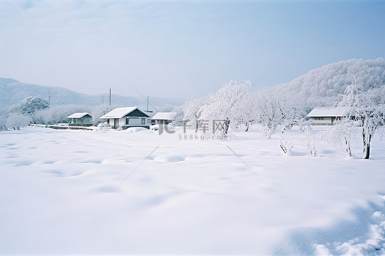 雪景中的冬季小房子