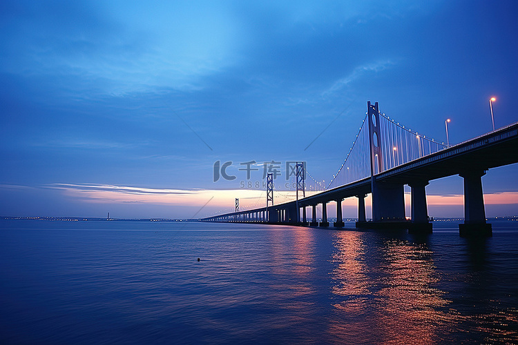 星期二海湾大桥是一座在日落时横