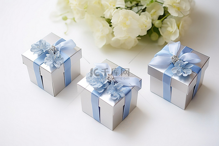 桌上放着鲜花的三个蓝色和银色礼