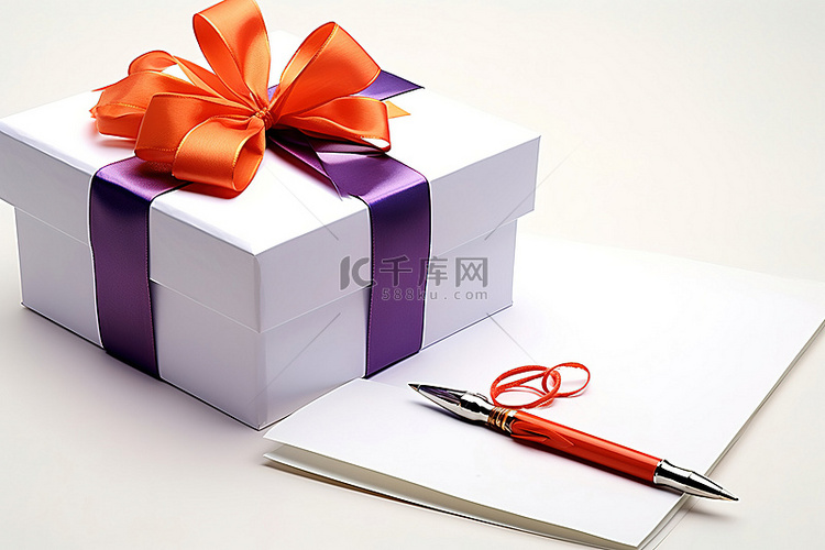 优雅白色框架的礼物盒，配有钢笔