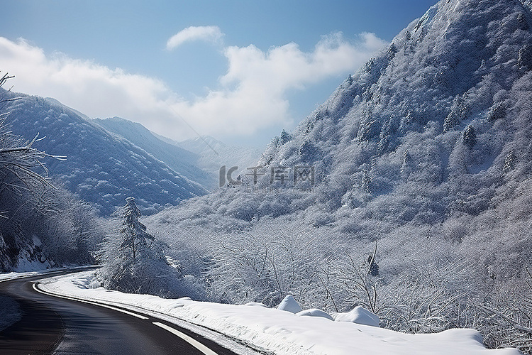 冬天的山里的山和雪的图片