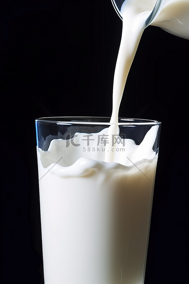 白色牛奶从玻璃杯中流出的图片