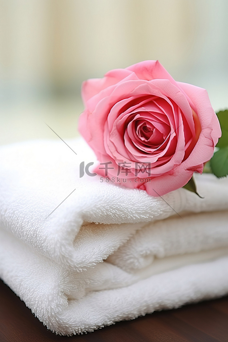 毛巾上插着两朵玫瑰花