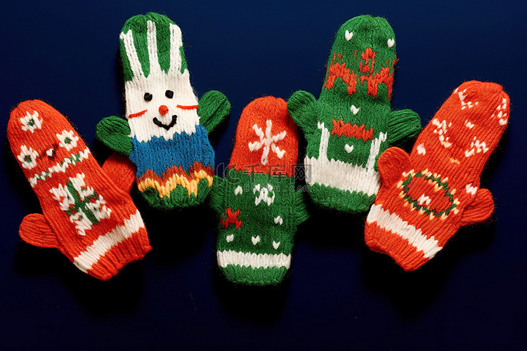 五只手套，其中一件带有雪人装饰