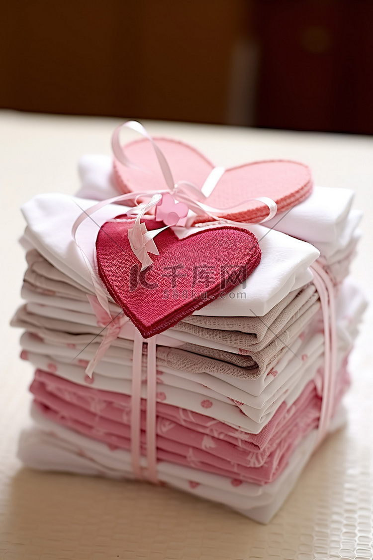 粉红丝带覆盖的心形手巾