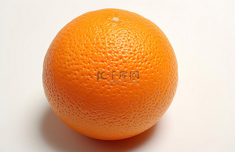 坐在白色表面上的橙子