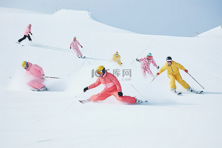 一群人从积雪覆盖的斜坡上滑雪