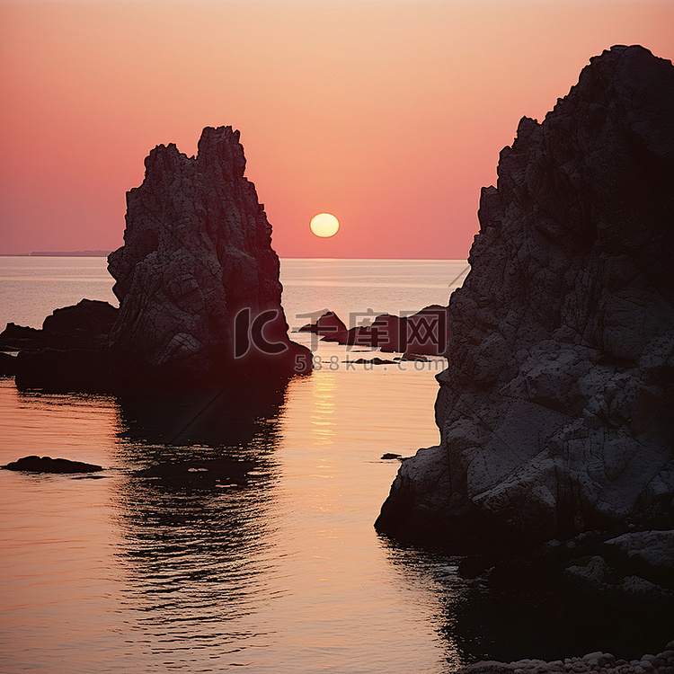 巨大的岩石矗立在水体边缘，夕阳