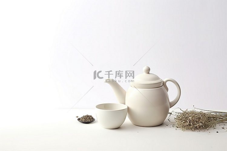 白色茶壶茶壶勺子和茶袋在白色表