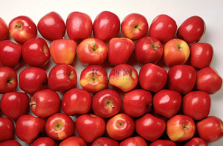 白墙上排列着数千个红苹果