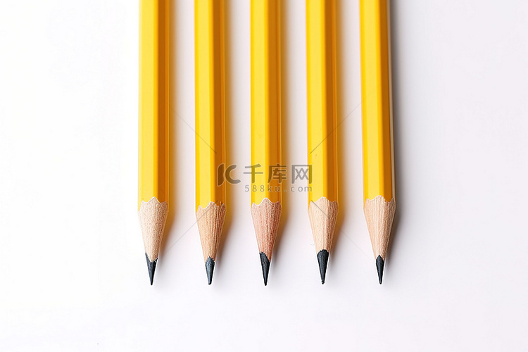 白色背景上五支黄色铅笔的图片