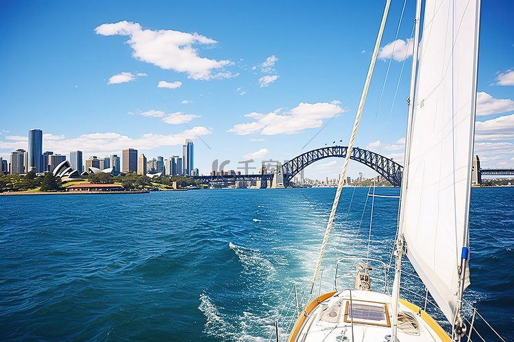 从帆船船头看悉尼海港大桥