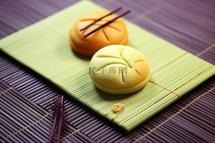 日本甜面包和筷子在垫子上