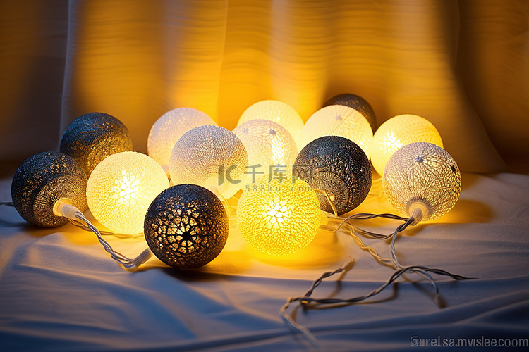 8 个球状的灯放在毯子上