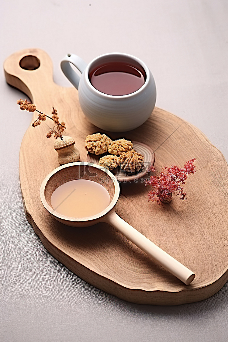 一个木盘和茶杯，上面有木勺