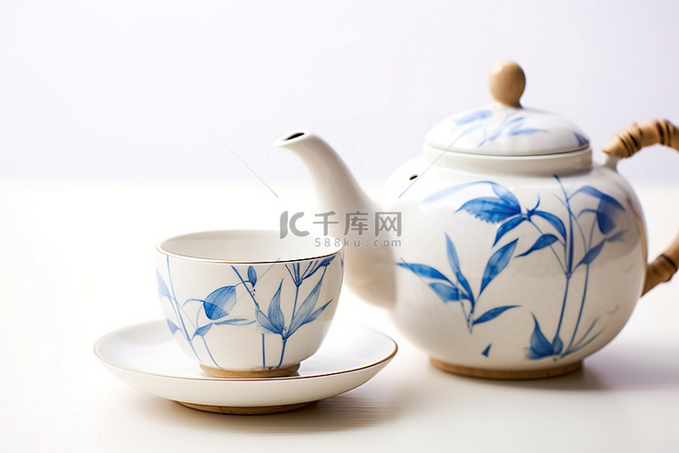 桌上有蓝色花朵的茶壶和茶杯