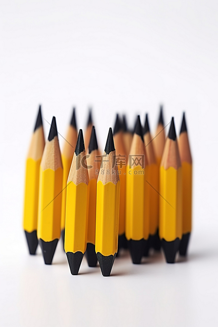 白色背景上的一组铅笔