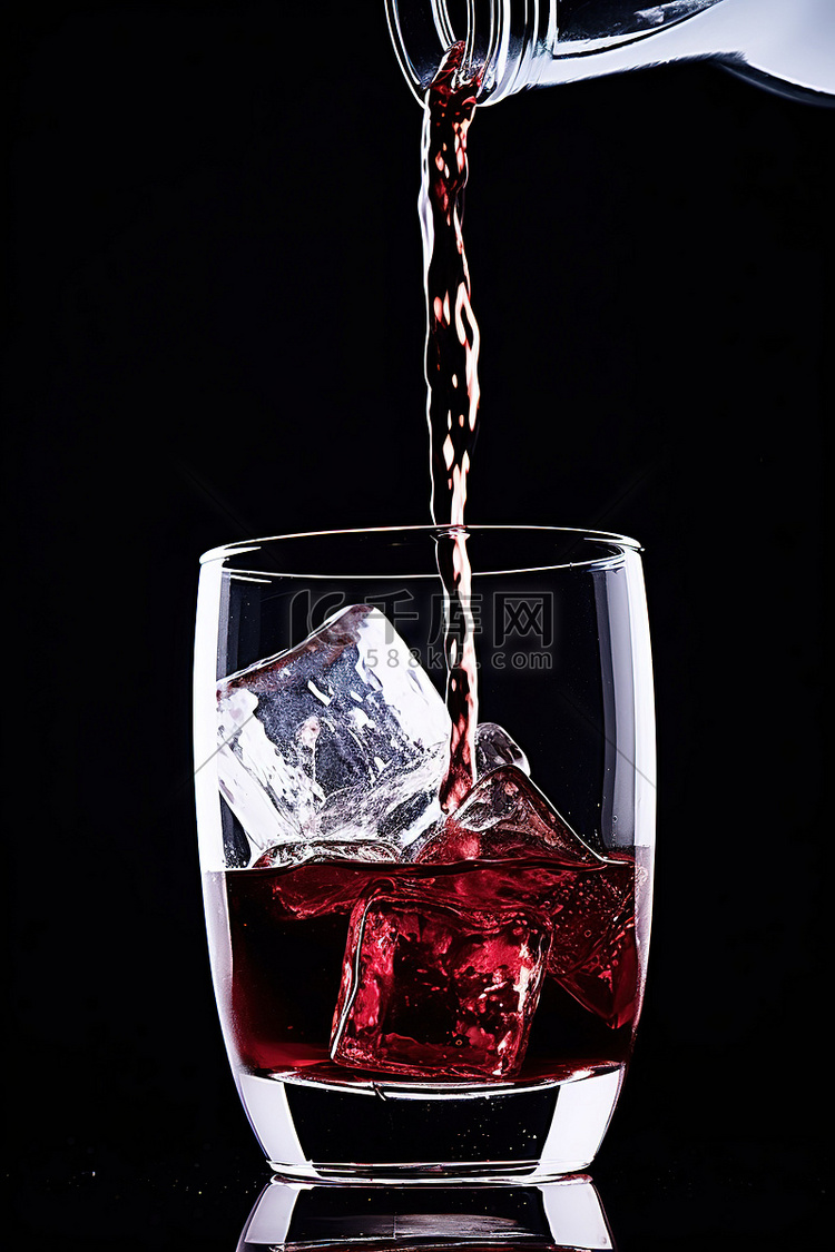 将葡萄酒倒入装有冰块的玻璃杯中