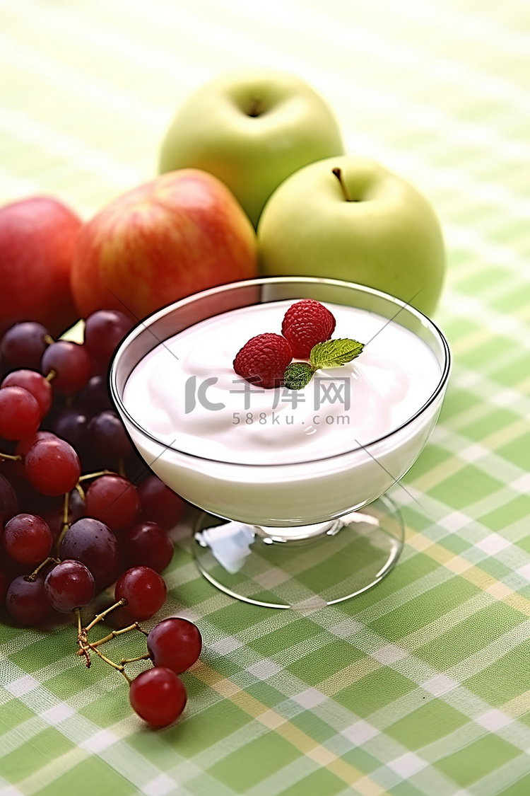 桌上的酸奶和新鲜水果