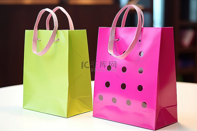 两个颜色鲜艳的纸购物袋用于携带