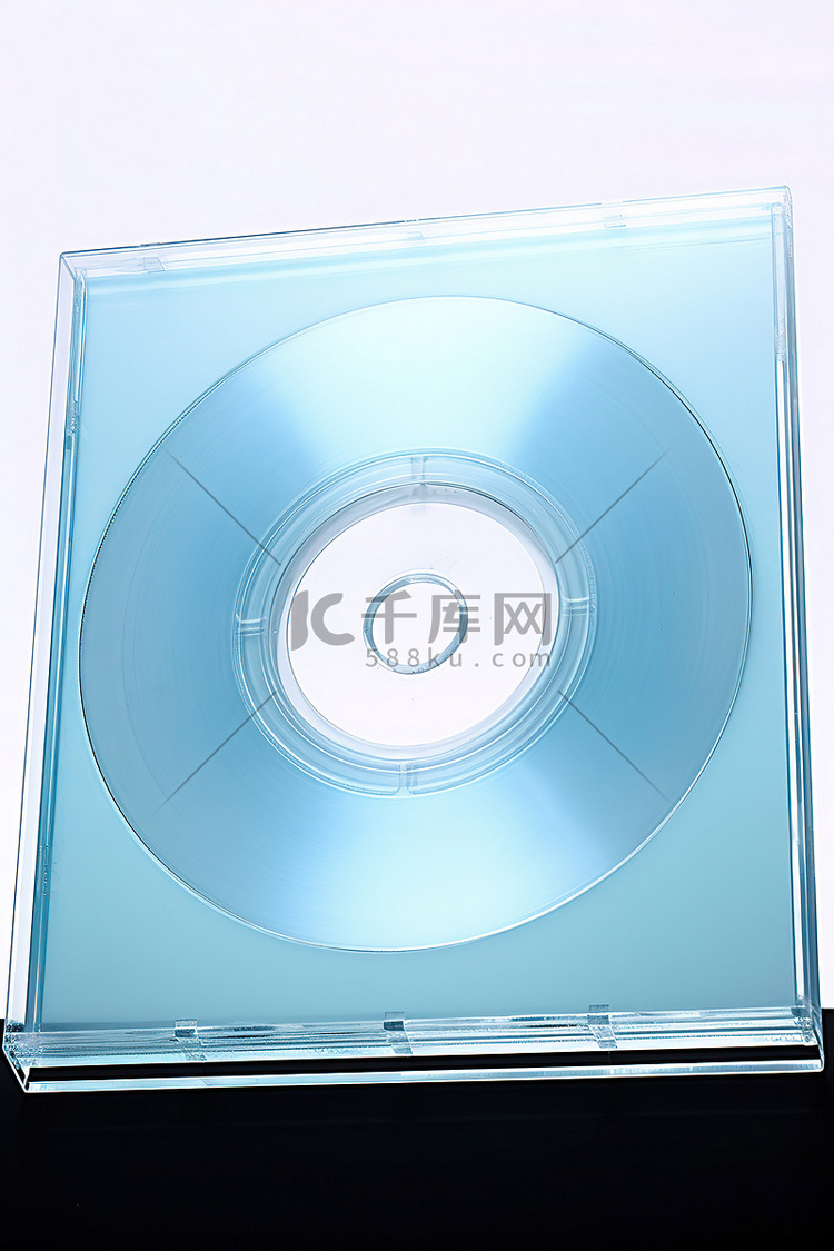一张 CD，放在透明盒中，与白