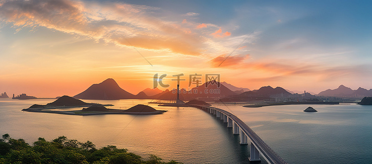 香港华龙湾日落时海中的一座桥和