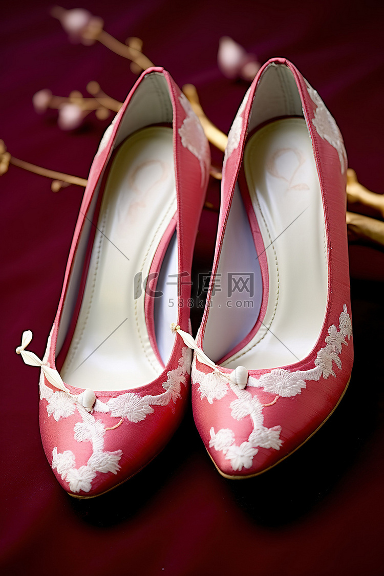 一双中式婚礼拖鞋是特色