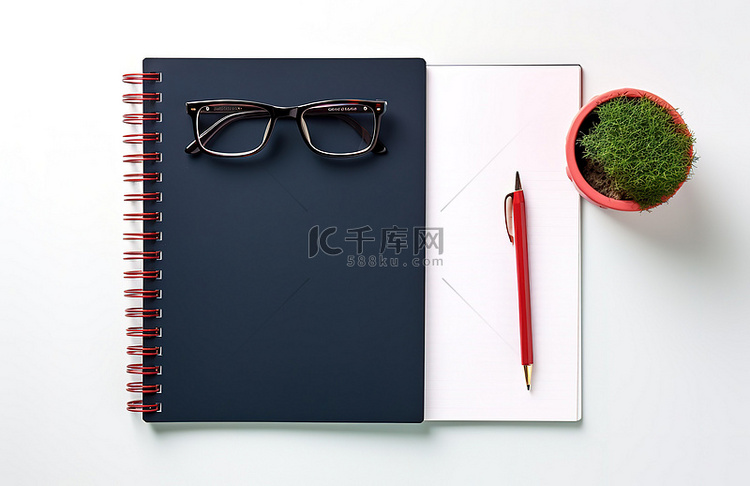 带眼镜铅笔和笔记本的黑色笔记本
