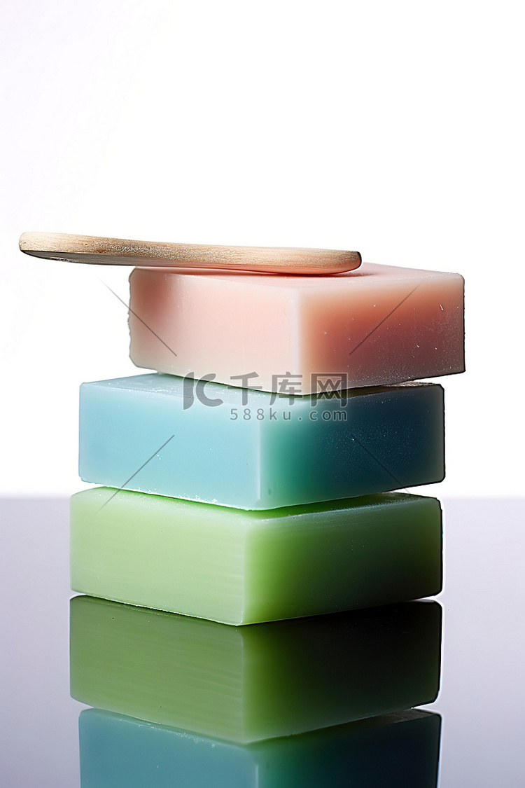 带刷子和肥皂的堆叠肥皂块