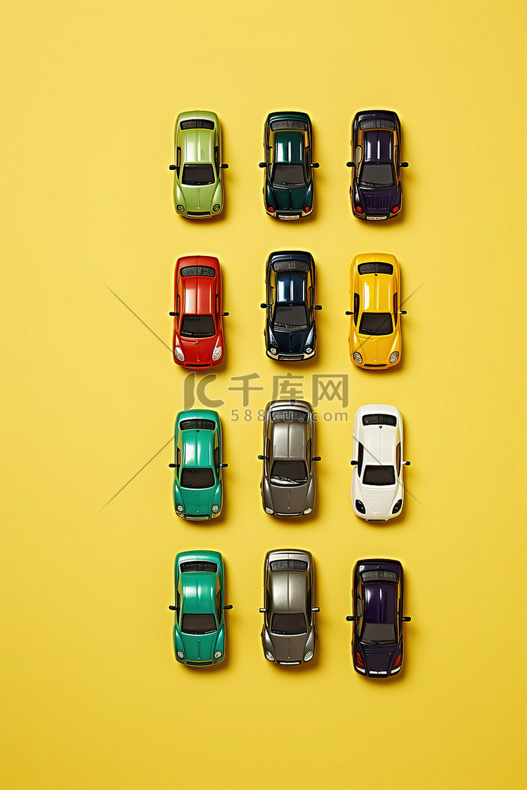 黄色背景中排成一排的彩色玩具车
